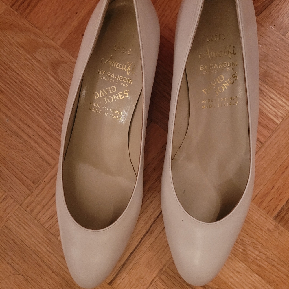 Ladies cream leather low heeled pump. Size 7.5B